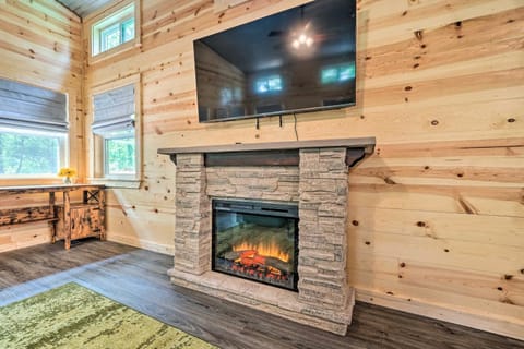 Stylish Cabin by Beavers Bend Hot Tub and Fire Pit House in Broken Bow