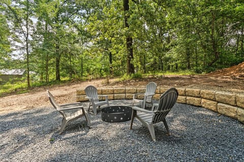 Stylish Cabin by Beavers Bend Hot Tub and Fire Pit House in Broken Bow