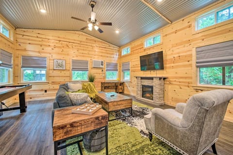 Stylish Cabin by Beavers Bend Hot Tub and Fire Pit House in Broken Bow