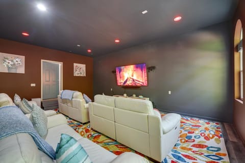 Immaculate Poconos Lodge Home Theater and Fire Pits House in Tunkhannock Township