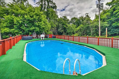 Pittsburgh Home with Pool, Fire Pit and Game Room Haus in Pittsburgh