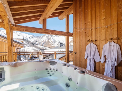 Chalet 210m², 6 suites, ski-in/ski-out, jacuzzi, sauna, garage Tesla, TV, Wi-Fi, arrivée dimanche - FR-1-344-766 Chalet in St Martin Belleville