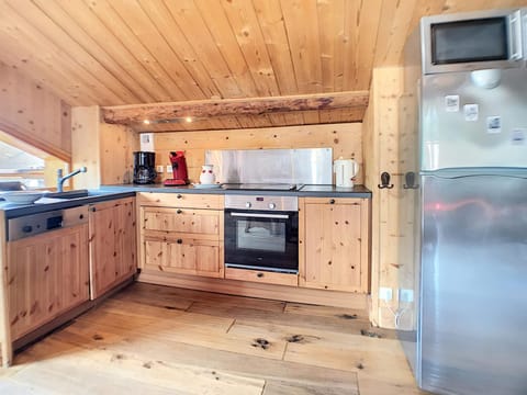 Chalet en bois, 4 chambres, WIFI, skis, parking proche, 8 pers - FR-1-344-791 Chalet in Les Allues