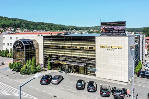 Property building, Day, Neighbourhood, Bird's eye view, Location, Parking