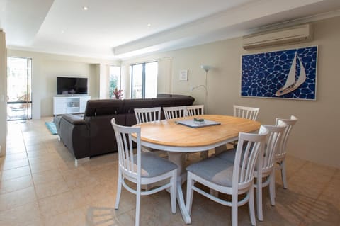 Pool & Putt Paradise, Family Friendly, Pool, WIFI House in Dunsborough