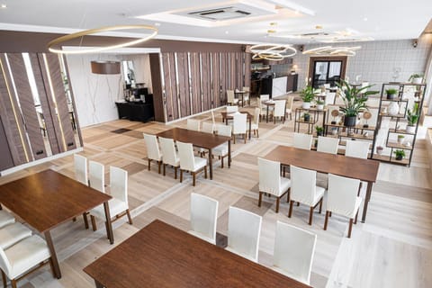 Restaurant/places to eat, Banquet/Function facilities