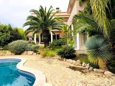 Property building, Garden, Swimming pool