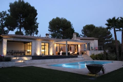 Luxurious villa 4 bedrooms in secluded area, swimming pool Chalet in Valbonne