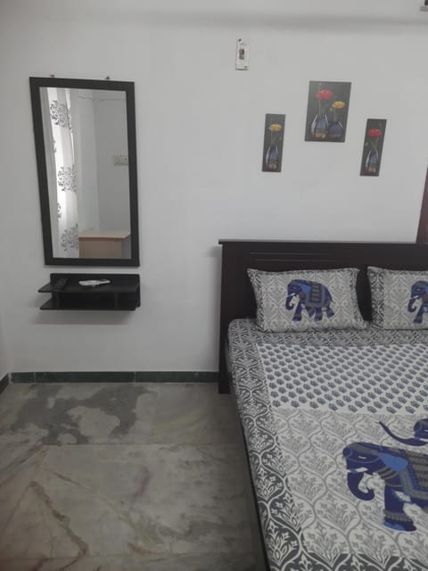 WHITE HOUSE- 1BK Pleasant Apartment with Open Terrace Urlaubsunterkunft in Coimbatore