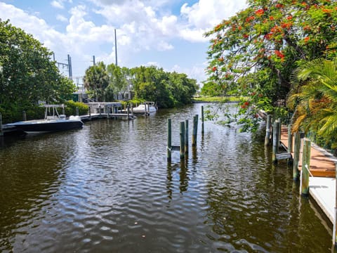 Waterfront Pool Villa with Sailboat access Chalet in Cape Coral
