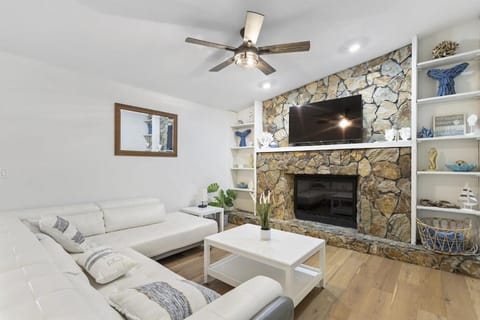Spacious & Sunny Family Gem - Heated Pool, Firepit and Game Room Casa in Largo