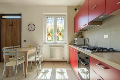 Kitchen or kitchenette, Dining area, minibar, pet friendly, stove