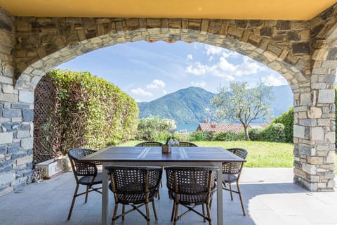 Patio, Nearby landmark, Day, Natural landscape, Balcony/Terrace, Dining area, Mountain view