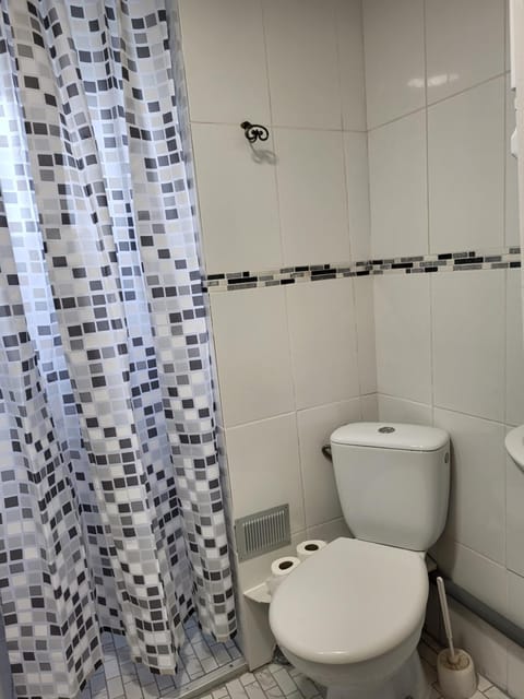 Shower, Toilet