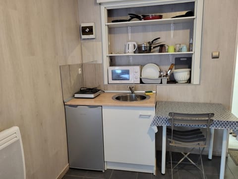 Kitchen or kitchenette, minibar, stove