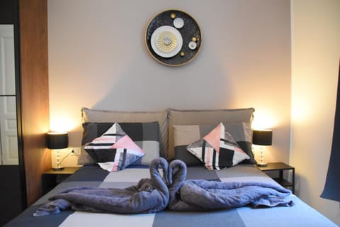 Bed, Photo of the whole room, Bedroom, towels