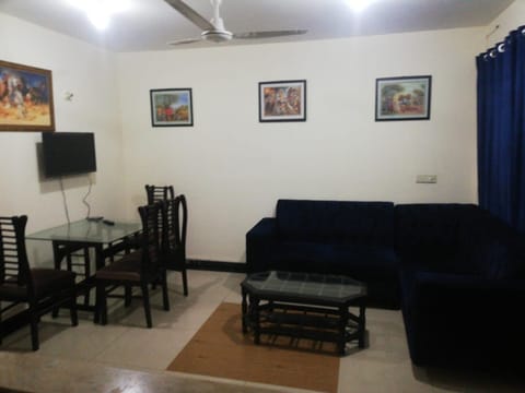 Lovely 1-Bedroom Apartment Condominio in Lahore