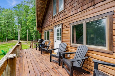 Modern Cabin w Hot Tub, Pond, Deck, Fire Pit, WiFi House in Shenandoah Valley