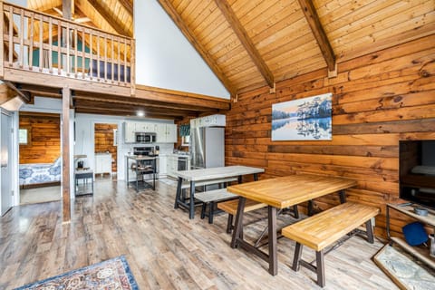 Kitchen or kitchenette, Seating area