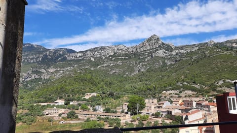 Property building, Nearby landmark, Day, Natural landscape, Mountain view