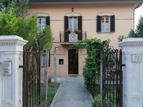 Facade/entrance