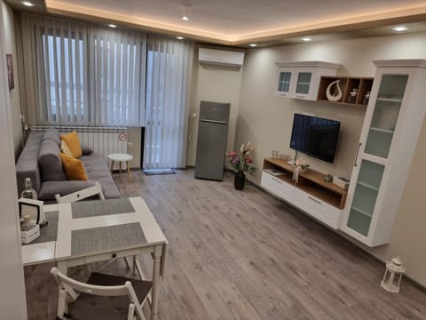 Communal lounge/ TV room, TV and multimedia, Living room, Seating area, Evening entertainment