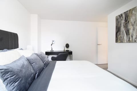 Virexxa Aylesbury Centre - Deluxe Suite - 3Bed House with Free Parking Condo in Aylesbury