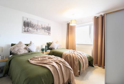Virexxa Aylesbury Centre - Deluxe Suite - 3Bed House with Free Parking Apartamento in Aylesbury