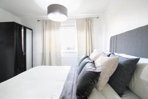 Virexxa Aylesbury Centre - Deluxe Suite - 3Bed House with Free Parking Apartamento in Aylesbury