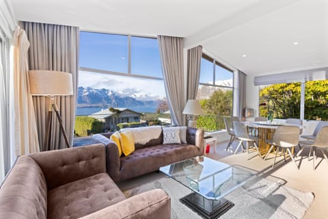 Alpine Home with Amazing Mountain & Lake Views House in Queenstown