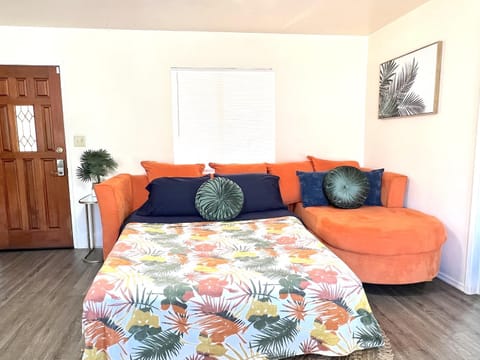 9min to Univ of Redlands Spacious Boho Home 5min to Downtown DISCOUNTS Haus in Redlands