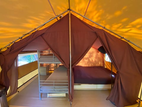 Camping la Kahute, tente lodge au coeur de la forêt Luxury tent in Carcans