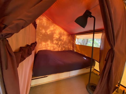 Camping la Kahute, tente lodge au coeur de la forêt Luxury tent in Carcans