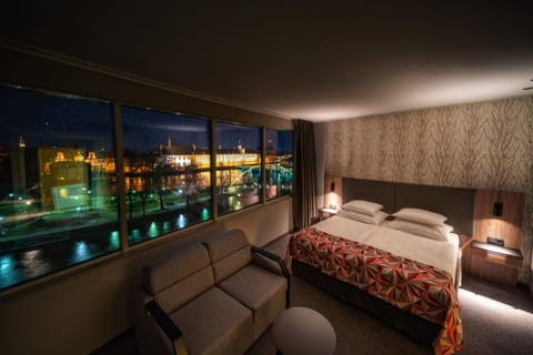 Night, Photo of the whole room, Bedroom, Landmark view, River view