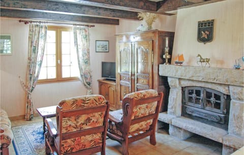 Nice Home In Pont Labb With Kitchen Haus in Pont-l'Abbé
