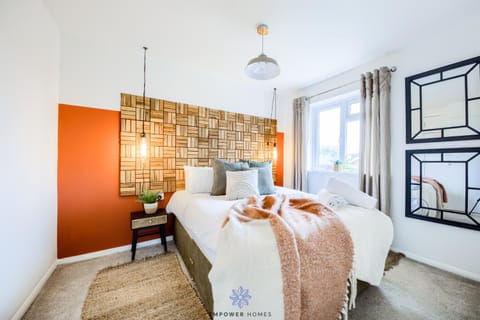 Coventry Beautiful House, University Hospital, M6 M69, Private Parking, Sleeps 6, by EMPOWER HOMES House in Coventry