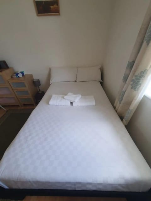 Homely 1 Bedroom Apartment in Beckton With Parking Condo in Barking