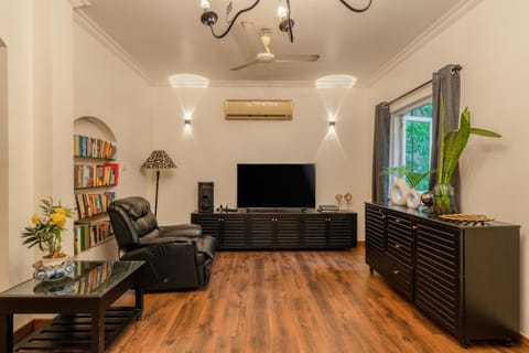 Library, Living room, Seating area