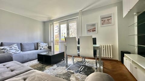 TV and multimedia, Living room, Seating area, Breakfast