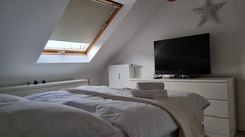 Bed, TV and multimedia, Bedroom