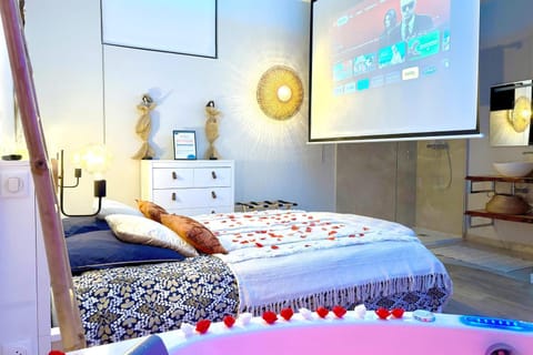 The Pearl - Jacuzzi SPA - Giant Screen - Parking Apartment in Le Havre