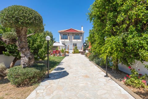 Property building, Day, Garden, Garden view