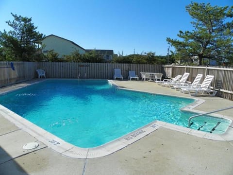 Near The Beach- 1 Bedroom Condo with Wifi, 2 Community Pools And Kiddie Pool House in Kill Devil Hills