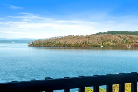 All Decked Out ON the Lake - Taupo House in Taupo