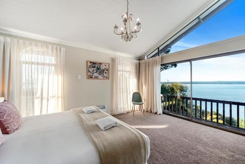 Bedroom, Lake view