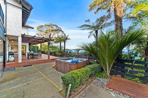 All Decked Out ON the Lake - Taupo House in Taupo