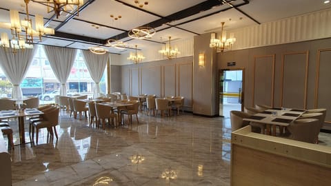 Restaurant/places to eat, Banquet/Function facilities