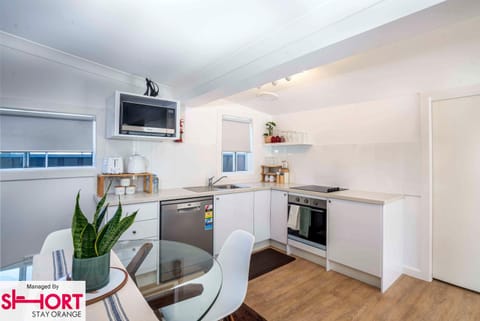 Bright, Cosy Cottage near CBD- Free wifi, Netflix and Disney Plus House in Orange