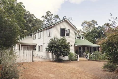 Property building, Facade/entrance, Natural landscape, View (from property/room), Garden view, Landmark view, Parking