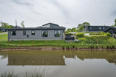 Lilac Lodge, 22 Roadford Lake Lodges House in West Devon District